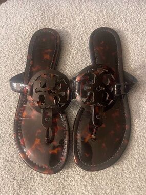 Tory Burch Tortoiseshell Patent Leather Logo Thong Sandals - Brown/Amber